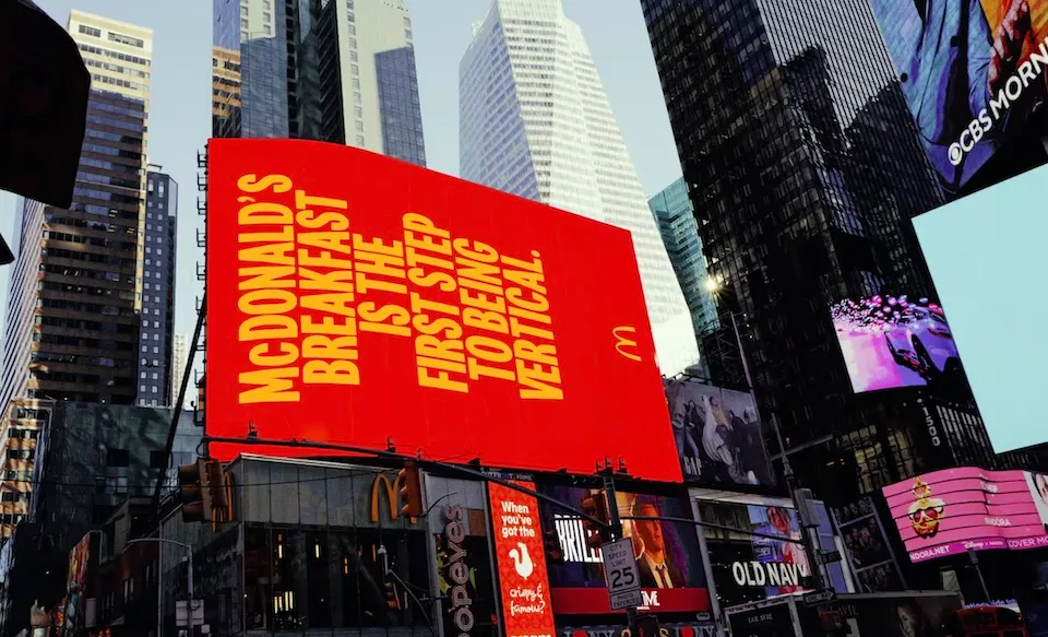 맥도날드가 타임스퀘어 전광판을 눕혀버린 이유