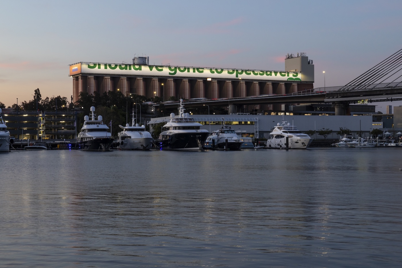남반구 최대 전광판을 '반'만 쓴 배짱, 미완성이라 더 시선을 끄는 광고