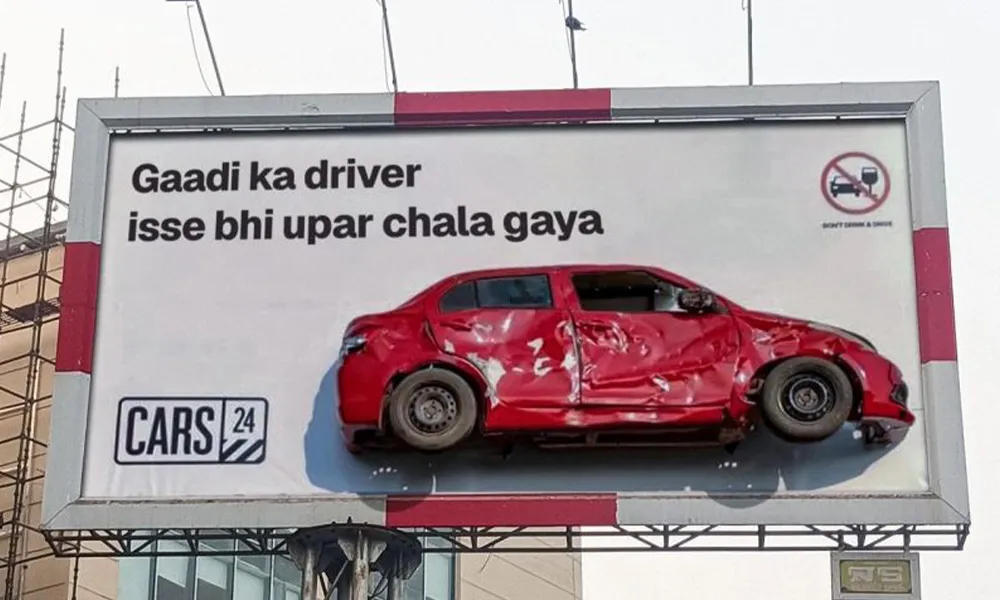 빌보드 위에 진짜 폐차를 박아버린 이유