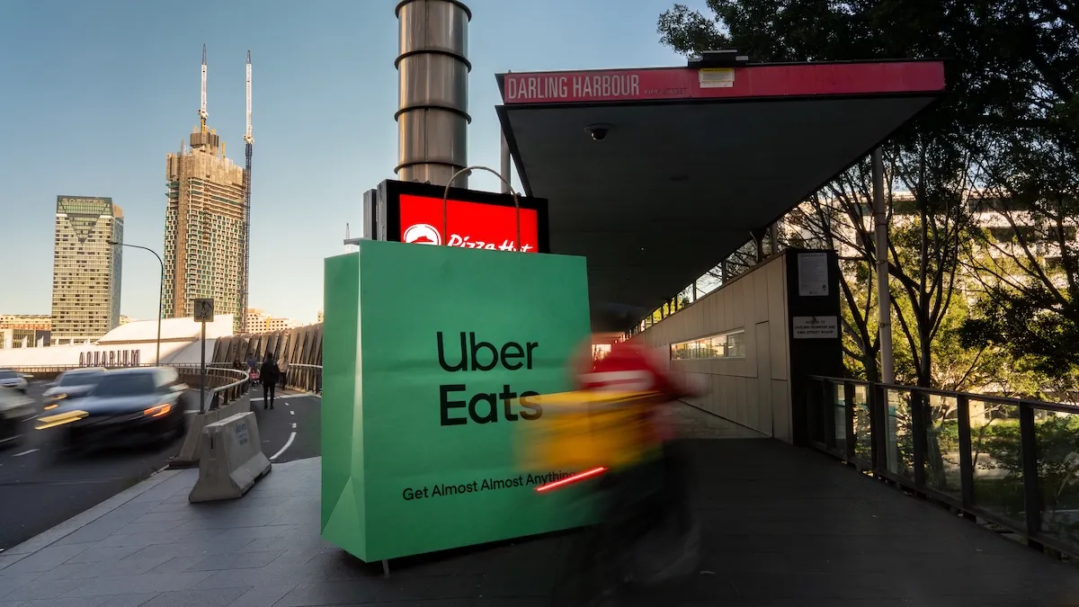 남의 간판에 우리 쇼핑백을 씌운다면?, 우버 이츠(Uber Eats) - "Get Almost, Almost Anything"